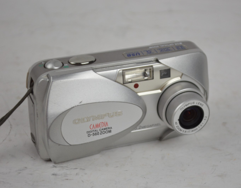 Olympus Camedia D-560 Zoom 3.2MP Digital Camera w/ 16MB xD Card Tested Works